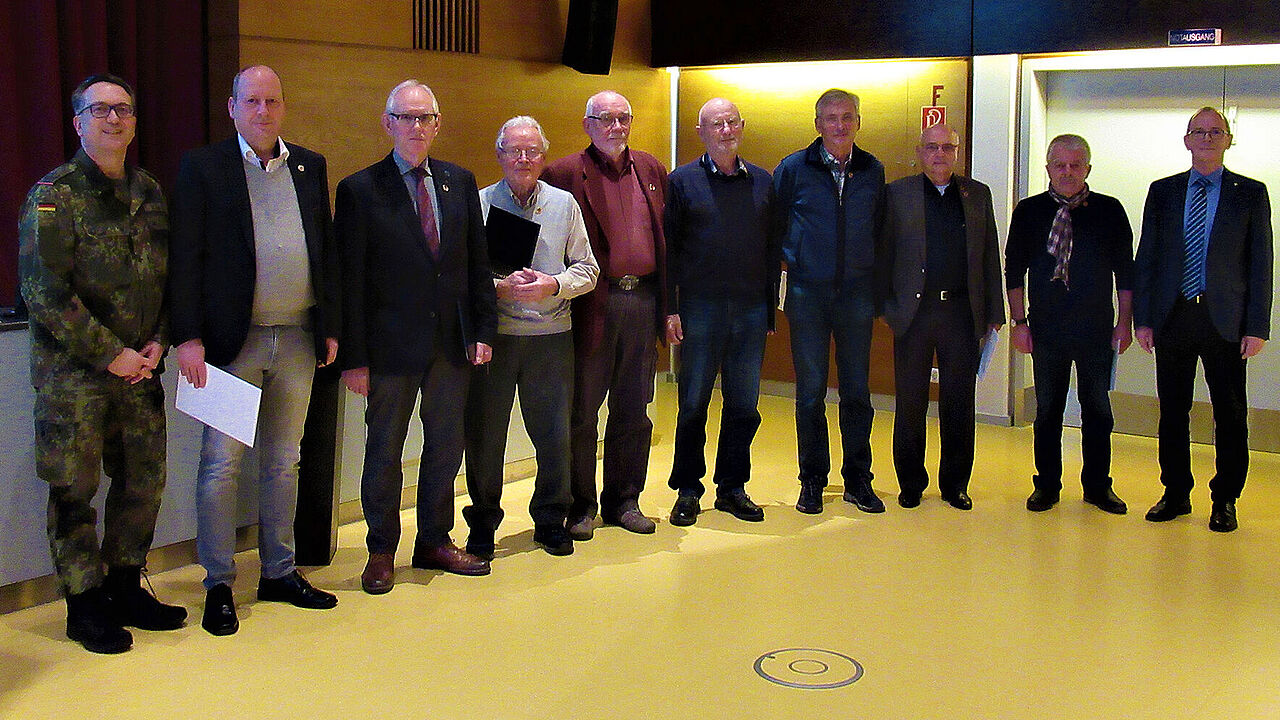 Für ihre langjährige Mitgliedschaft im DBwV ehrte Michael Schwab zahlreiche Mitglieder: (v.l.) Bezirksvorsitzender Oberstleutnant Michael Schwab, Oberleutnant d.R. Michael Köcher, Hauptmann a. D. Heinrich Bruns, Hauptmann a.D. Rudolf Kordon, Oberstleutnant a.D. Jörg-Rüdiger Schulze, Stabsfeldwebel a.D. Rüdiger Mevius, Stabshauptmann a.D. Reinhard Pontius, Oberstabsfeldwebel a.D. Otto Kachel, Oberstabsfeldwebel a.D. Willi Zöchmann und Vorsitzender Oberstleutnant a.D. Alfred Schmitz. Foto: Schwamb 