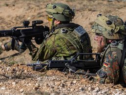 Deutsche und litauische Soldaten bei einer gemeinsamen Übung: Das Bundeswehr-Kontigent im Baltikum wird jetzt verstärkt. Foto: Bundeswehr/Jane Schmidt