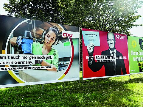 Wem seine Stimme geben? Für die Angehörigen der Bundeswehr wie auch allgemein des Bundesdienstes ist es für die Platzierung des Wahlkreuzes mitentscheidend, wie sich die zur Wahl stehenden Parteien zur weiteren Zukunft des öffentlichen Dienstes und seiner Arbeitsbedingungen positionieren. Foto: picture alliance/ Gladys Chai von der Laage