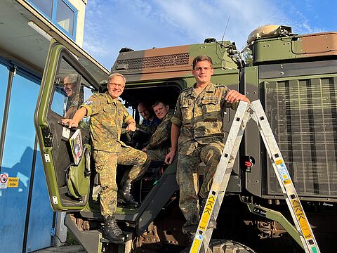 Stabsunteroffizier Manuel Merz (mitte) reiste als Beisitzer der Mayener Truppenkameradschaft zur Tagung „Junger DBwV“ nach Berlin. Foto: ZOpKomBw                  