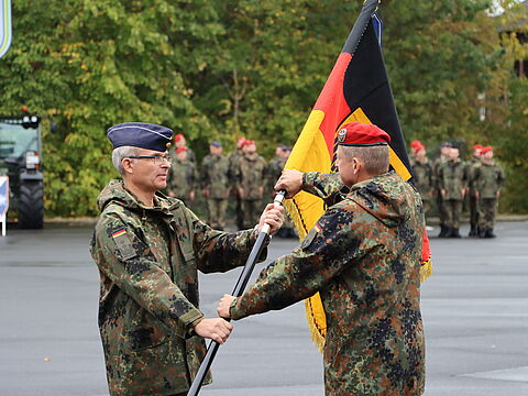 Ein Teil der feierlichen Indienststellung: Die Übergabe der Regimentsfahne Foto: Bundeswehr / Vietzke