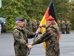 Ein Teil der feierlichen Indienststellung: Die Übergabe der Regimentsfahne Foto: Bundeswehr / Vietzke