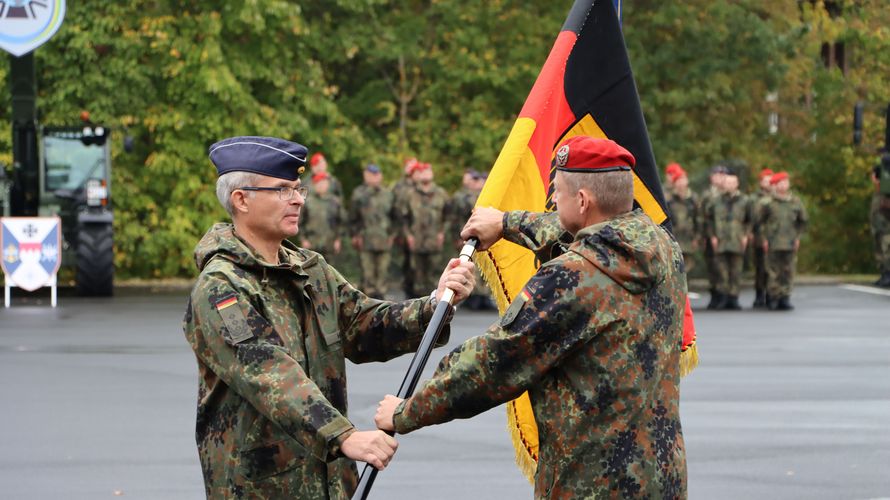Ein Teil der feierlichen Indienststellung: Die Übergabe der Regimentsfahne Foto: Bundeswehr / Vietzke
