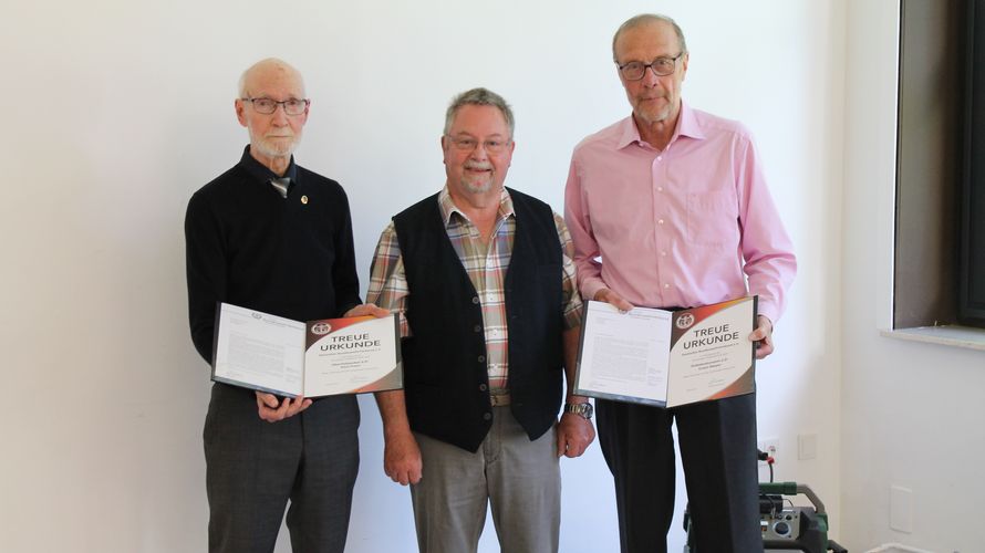 KERH-Vorsitzender Oberstabsfeldwebel d.R. Rudolf Burg mit den Jubilaren Stabsbootsmann a.D. Erwin Meyer (rechts) und Oberfeldwebel d.R. Paul Franz (links). Foto: Andreas Nüsken
