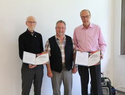 KERH-Vorsitzender Oberstabsfeldwebel d.R. Rudolf Burg mit den Jubilaren Stabsbootsmann a.D. Erwin Meyer (rechts) und Oberfeldwebel d.R. Paul Franz (links). Foto: Andreas Nüsken