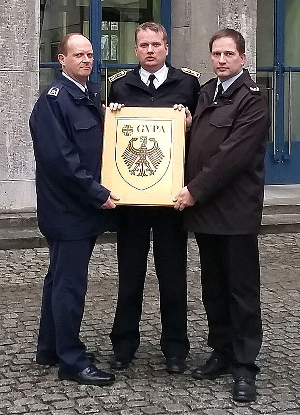 (v.l.n.r.): Vorstand und Geschäftsführer vor dem Bendlerblock: Hauptfeldwebel Heiko Stotz, Stabsbootsmann Michael Dietrich und Major Tobias Brösdorf. Foto: DBwV