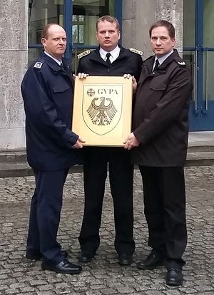 (v.l.n.r.): Vorstand und Geschäftsführer vor dem Bendlerblock: Hauptfeldwebel Heiko Stotz, Stabsbootsmann Michael Dietrich und Major Tobias Brösdorf. Foto: DBwV