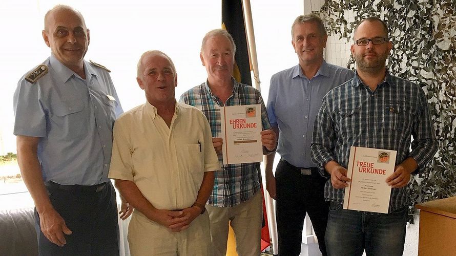 Die geehrten Kameraden Thomas Kriechbaumer  und Michael Hellriegel (v. l.) mit Urkunden neben den Vorsitzenden von Bezirk, Kameradschaft ERH und Landesvorstand. Foto: DBwV