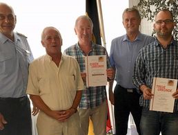 Die geehrten Kameraden Thomas Kriechbaumer  und Michael Hellriegel (v. l.) mit Urkunden neben den Vorsitzenden von Bezirk, Kameradschaft ERH und Landesvorstand. Foto: DBwV