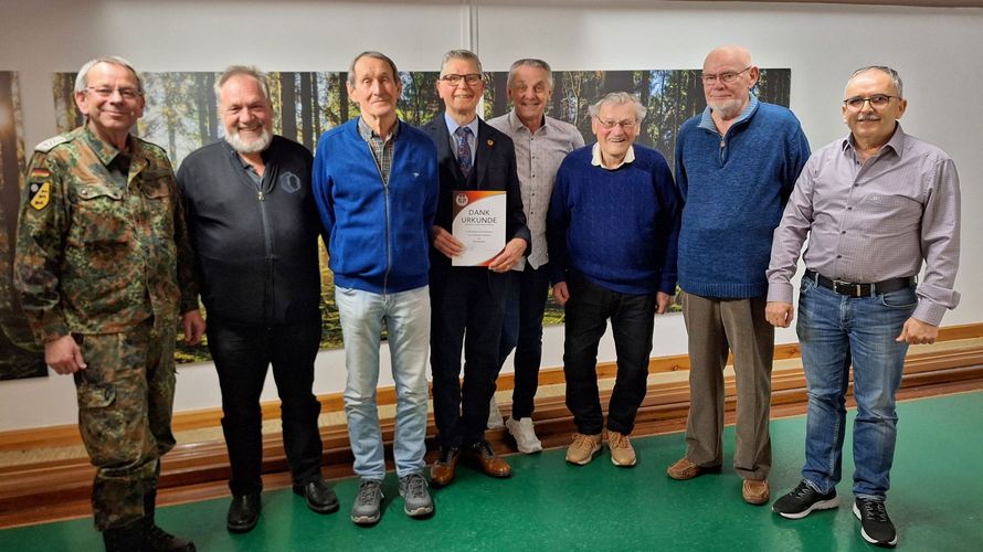 Der bisherige Vorstand der Kameradschaft ERH Engstingen wird sich auch in der kommenden Wahlperiode unter Vorsitz von Stabsfeldwebel a.D. Erwin Vohrer 4.(v.l.) für die Mitglieder der Kameradschaft engagieren. Foto: Winfried Riedinger 