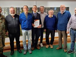 Der bisherige Vorstand der Kameradschaft ERH Engstingen wird sich auch in der kommenden Wahlperiode unter Vorsitz von Stabsfeldwebel a.D. Erwin Vohrer 4.(v.l.) für die Mitglieder der Kameradschaft engagieren. Foto: Winfried Riedinger 