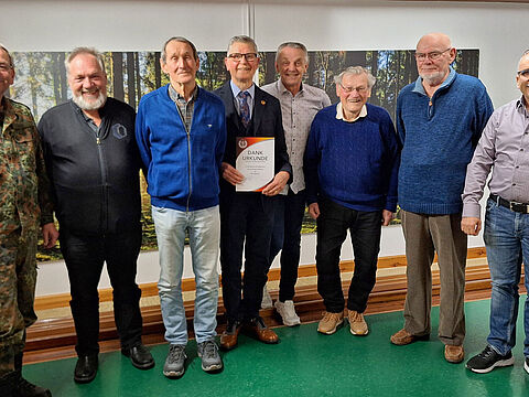 Der bisherige Vorstand der Kameradschaft ERH Engstingen wird sich auch in der kommenden Wahlperiode unter Vorsitz von Stabsfeldwebel a.D. Erwin Vohrer 4.(v.l.) für die Mitglieder der Kameradschaft engagieren. Foto: Winfried Riedinger 