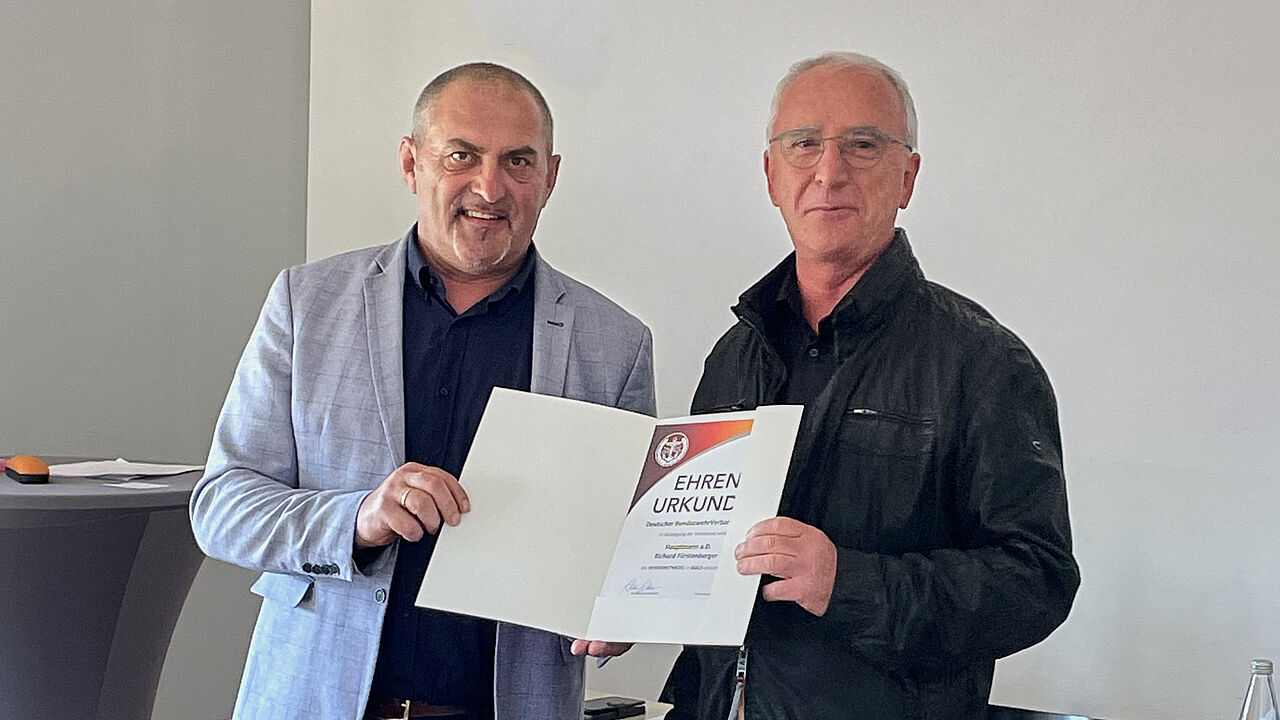 Landesvorsitzender Oberstleutnant a.D. Josef Rauch  zeichnete bei der Wahlversammlung der KERH Neckarzimmern Vorsitzenden Richard Fürstenberger mit der Verdienstnadel des Verbandes in Gold aus. Foto: Angelika Fürstenberger