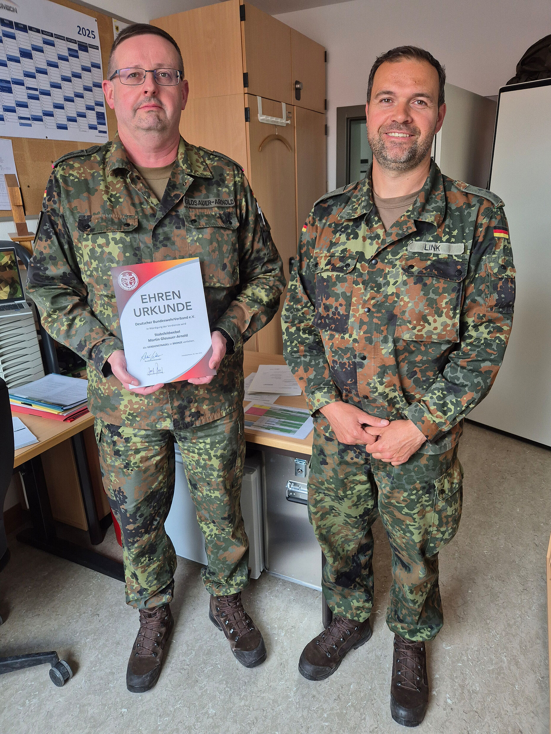 Kassenwart Stabsfeldwebel Martin Glosauer-Arnold bei seiner Ehrung an seinem Arbeitsplatz durch den StoKa-Vorsitzenden. Foto: DBwV/Roland Stengl