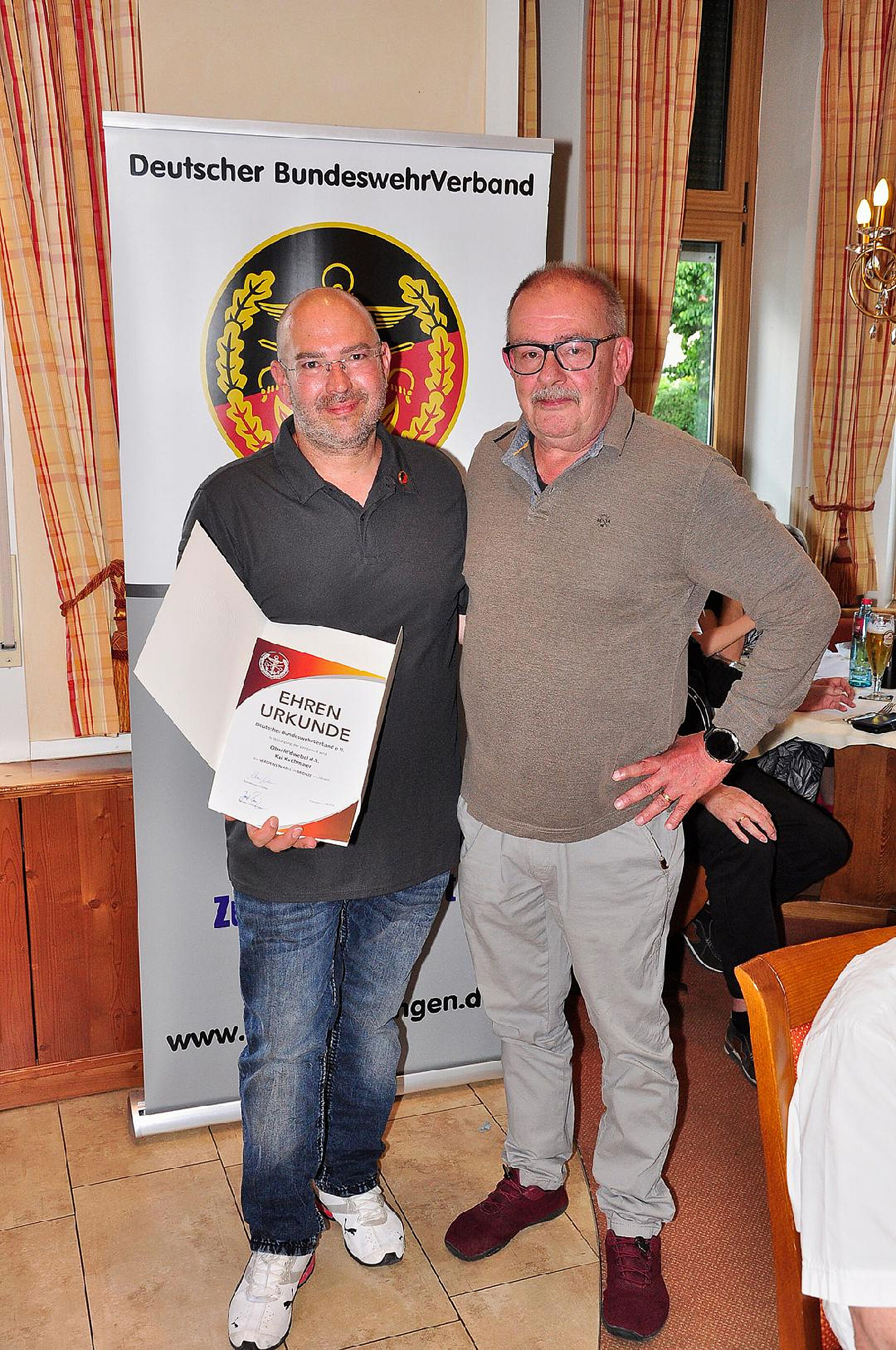 Vorsitzender Oberstleutnant a.D. Klaus Willmes dankte seinem Stellvertreter, Oberfeldwebel d.R. Kai Kirchmaier, mit der Verdienstnadel in Bronze. Foto: Jochen Schmid