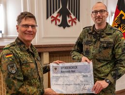 Generalmajor Peter Mirow (l.) übergibt den Spendenscheck an Hauptmann Christian Weber zur Weiterleitung an die Soldaten und Veteranen Stiftung. Foto: Mario Bähr