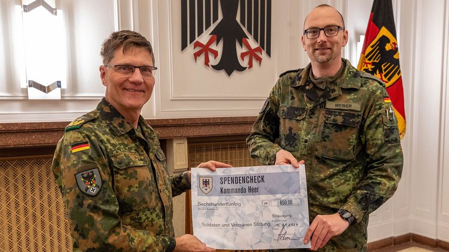 Generalmajor Peter Mirow (l.) übergibt den Spendenscheck an Hauptmann Christian Weber zur Weiterleitung an die Soldaten und Veteranen Stiftung. Foto: Mario Bähr