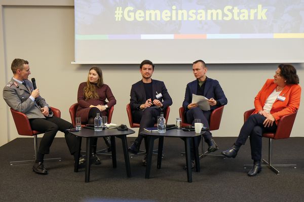 Der Austausch mit den Abgeordneten des Bundestages: Oberstleutnant i.G. Marcel Bohnert (von links), Merle Spellerberg (Bündnis 90/Die Grünen), Nils Gründer (FDP), Johannes Arlt (SPD) und Kerstin Vieregge (CDU) Foto: DBwV/Sarina Flachsmeier