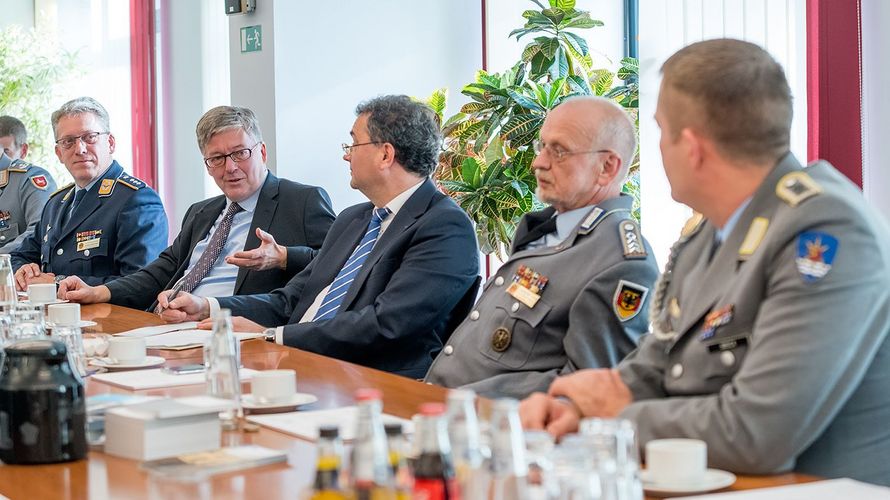 Der Wehrbeauftragte Hans-Peter Bartels im Gespräch mit DBwV-Ansprechpartnern Auslandseinsatz. Foto: DBwV/Bombeke