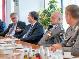 Der Wehrbeauftragte Hans-Peter Bartels im Gespräch mit DBwV-Ansprechpartnern Auslandseinsatz. Foto: DBwV/Bombeke