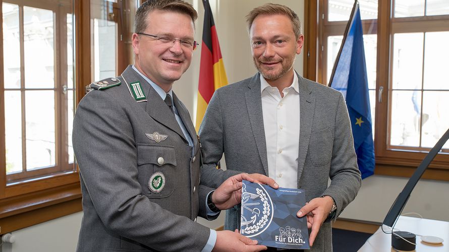 Der DBwV-Bundesvorsitzende Oberstleutnant André Wüstner (l.) bei der Übergabe der "BW 2025" an FDP-Chef Christian Lindner Foto: DBwV/Bombeke