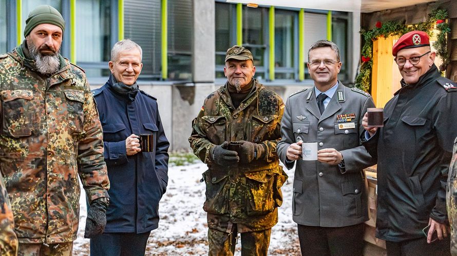 Auch ein Besuch auf dem Adventsmarkt des Kommando SKB gehörte dazu: Oberst André Wüstner (2.v.r.) mit dem Inspekteur SKB, Generalleutnant Martin Schelleis (2.v.l.), dem Vorsitzenden der TruKa KdoSKB, Oberstleutnant Dr. Linus Strelau (r.), dem Kommandanten des Stabsquartiers Kdo SKB, Oberstleutnant Matthias Ott (l.) und dem Spieß Stabsquartier Kdo SKB, Oberstabsfeldwebel Stephan Koep. Foto: Jan Schlesier