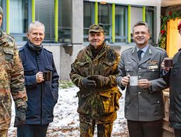 Auch ein Besuch auf dem Adventsmarkt des Kommando SKB gehörte dazu: Oberst André Wüstner (2.v.r.) mit dem Inspekteur SKB, Generalleutnant Martin Schelleis (2.v.l.), dem Vorsitzenden der TruKa KdoSKB, Oberstleutnant Dr. Linus Strelau (r.), dem Kommandanten des Stabsquartiers Kdo SKB, Oberstleutnant Matthias Ott (l.) und dem Spieß Stabsquartier Kdo SKB, Oberstabsfeldwebel Stephan Koep. Foto: Jan Schlesier