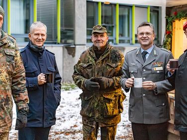 Auch ein Besuch auf dem Adventsmarkt des Kommando SKB gehörte dazu: Oberst André Wüstner (2.v.r.) mit dem Inspekteur SKB, Generalleutnant Martin Schelleis (2.v.l.), dem Vorsitzenden der TruKa KdoSKB, Oberstleutnant Dr. Linus Strelau (r.), dem Kommandanten des Stabsquartiers Kdo SKB, Oberstleutnant Matthias Ott (l.) und dem Spieß Stabsquartier Kdo SKB, Oberstabsfeldwebel Stephan Koep. Foto: Jan Schlesier