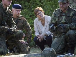 Von wegen Sommerloch: Neu an der Spitze des BMVg ist Annegret Kramp-Karrenbauer. Foto: Bundeswehr/Maximilian Schulz