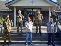 Vordere Reihe, v.l.: Stabsfeldwebel Marko Stoffels, Standortbeauftragter OStFw a.D. Norbert Brinkmann und Landesvorsitzender West Oberstleutnant Lutz Meier. Hintere Reihe, v.l.: Hauptfeldwebel Sebastian Meiertokrax genannt Hermreck, StoKa-Vorsitzender Hauptfeldwebel Nino Loerche und Hauptfeldwebel Marcel Forkefeld.Foto: DBwV/StoKa Augustdorf