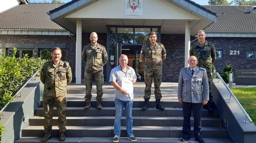 Vordere Reihe, v.l.: Stabsfeldwebel Marko Stoffels, Standortbeauftragter OStFw a.D. Norbert Brinkmann und Landesvorsitzender West Oberstleutnant Lutz Meier. Hintere Reihe, v.l.: Hauptfeldwebel Sebastian Meiertokrax genannt Hermreck, StoKa-Vorsitzender Hauptfeldwebel Nino Loerche und Hauptfeldwebel Marcel Forkefeld.Foto: DBwV/StoKa Augustdorf