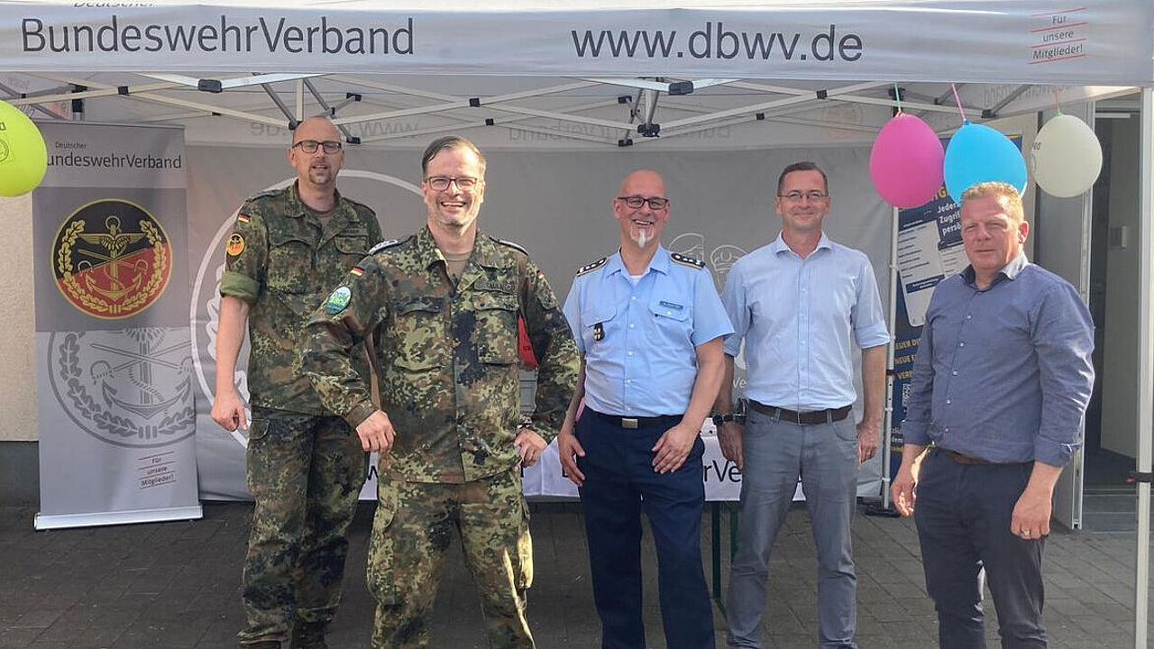 Zur Unterstützung der TruKa Tempelhof hatten sich einige ehrenamtliche Mandatsträger und hauptamtliche Mitarbeiter unter Führung des Bezirksvorsitzenden Berlin/Brandenburg, Hauptmann Christian Weber (1.v.l.) bereit erklärt, den Informationsstand beim Familienfest der TruKa Tempelhof zu betreiben und damit dem Vorsitzenden der TruKa Stabsfeldwebel Markus Taulin (2.v.l.) die nötigen Freiräume zu schaffen, selbst feiern zu können. Foto: Christian Weber