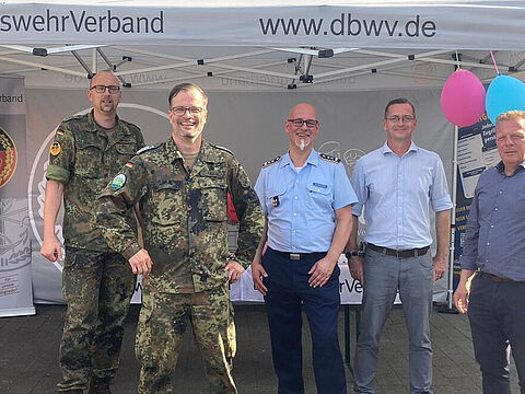 Zur Unterstützung der TruKa Tempelhof hatten sich einige ehrenamtliche Mandatsträger und hauptamtliche Mitarbeiter unter Führung des Bezirksvorsitzenden Berlin/Brandenburg, Hauptmann Christian Weber (1.v.l.) bereit erklärt, den Informationsstand beim Familienfest der TruKa Tempelhof zu betreiben und damit dem Vorsitzenden der TruKa Stabsfeldwebel Markus Taulin (2.v.l.) die nötigen Freiräume zu schaffen, selbst feiern zu können. Foto: Christian Weber