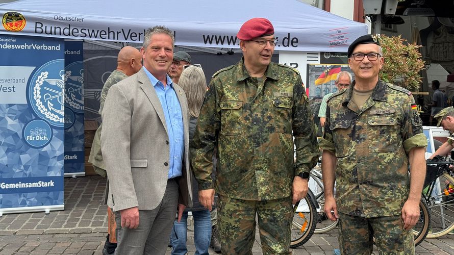 In Koblenz begrüßten der Vorsitzende  des Fachbereichs Beteiligungsrechte, Oberstabsfeldwebel Sascha Altenhofen (l.), und der Bezirksvorsitzende Rheinland, Oberstleutnant Michael Schwab (r.), den Inspekteur des Heeres, Generalleutnant Alfons Mais, am Stand des DBwV. Foto: LV West