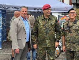 In Koblenz begrüßten der Vorsitzende  des Fachbereichs Beteiligungsrechte, Oberstabsfeldwebel Sascha Altenhofen (l.), und der Bezirksvorsitzende Rheinland, Oberstleutnant Michael Schwab (r.), den Inspekteur des Heeres, Generalleutnant Alfons Mais, am Stand des DBwV. Foto: LV West