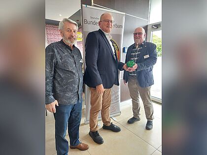 Fritz Brod von den Osterodern, Jörg Greiffendorf und Matthias Bengsch bei der Spendenübergabe. Foto: DBwV