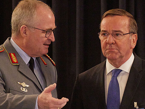 General Eberhard Zorn (l.) mit Verteidigungsminister Pistorius. Die beiden haben sich jetzt gemeinsam an die Streitkräfte gewandt. Foto: picture alliance / ATP photo agency | ERNST Jean-Claude
