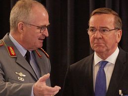 General Eberhard Zorn (l.) mit Verteidigungsminister Pistorius. Die beiden haben sich jetzt gemeinsam an die Streitkräfte gewandt. Foto: picture alliance / ATP photo agency | ERNST Jean-Claude