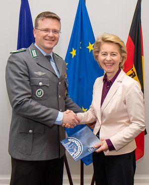 Das druckfrische Exemplar der neuen Broschüre des DBwV übergab Oberstleutnant André Wüstner an Ursula von der Leyen. Foto: DBwV/Scheurer