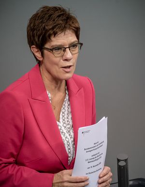 Verteidigungsministerin Annegret Kramp-Karrenbauer sagte, dass man sich auf einen möglichen US-Truppenabzug aus Afghanistan vorbereitet habe. picture alliance/dpa | Michael Kappeler