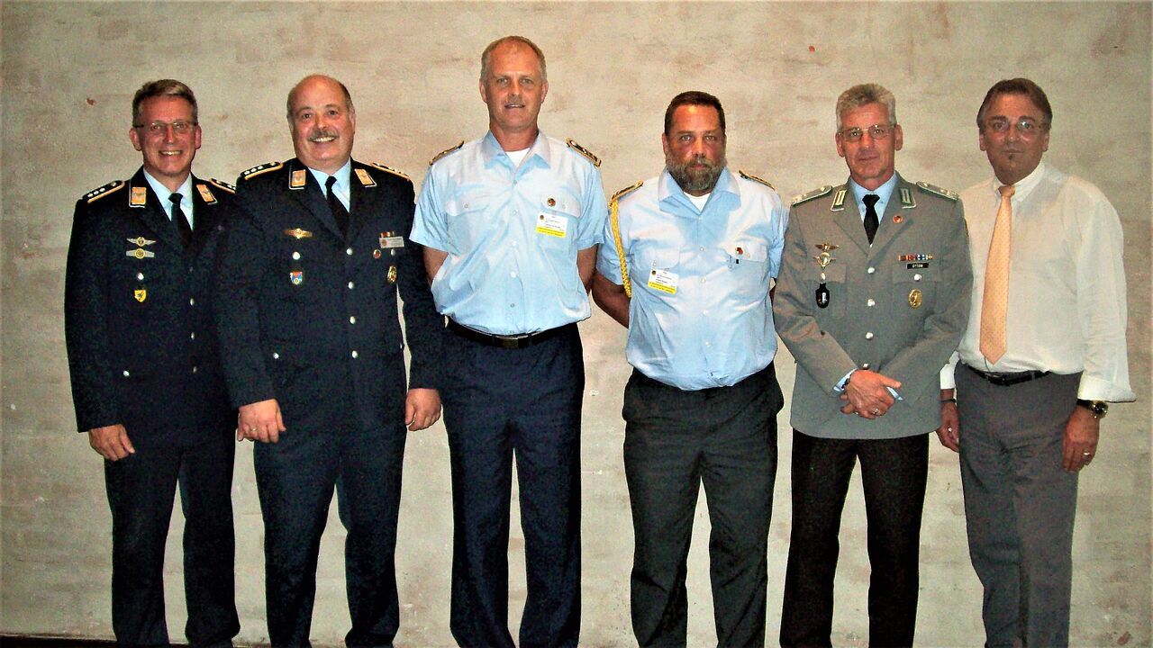 Hptm Andreas Steinmetz (l.) und StFw a.D. Franz Jung (r.) überreichten die Verdienstnadel für herausragende Verbandsarbeit an die Mandatsträger Foto: DBwV