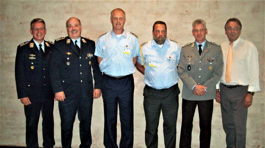 Hptm Andreas Steinmetz (l.) und StFw a.D. Franz Jung (r.) überreichten die Verdienstnadel für herausragende Verbandsarbeit an die Mandatsträger Foto: DBwV