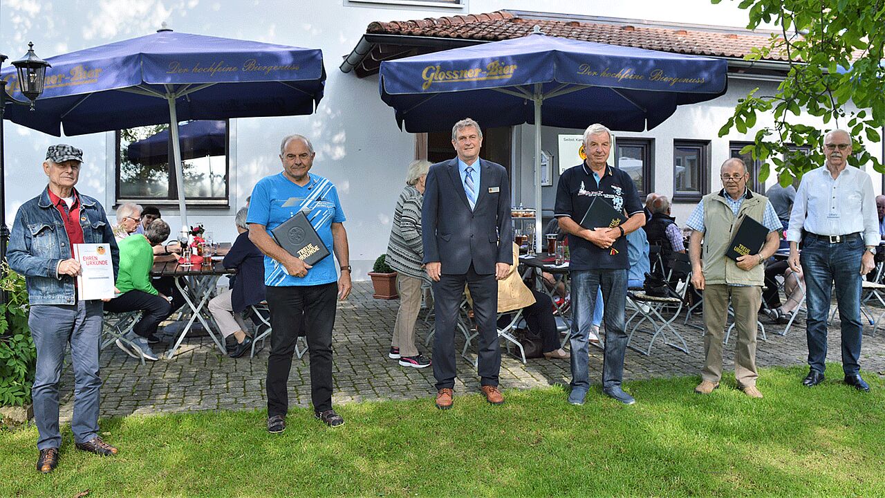 Die geehrten Mitglieder mit dem Vorsitzenden Bernhard Hauber (3.v.l.) und Norbert Frühwald (r). Foto: DBwV/Bernhard Seiberl