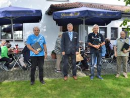 Die geehrten Mitglieder mit dem Vorsitzenden Bernhard Hauber (3.v.l.) und Norbert Frühwald (r). Foto: DBwV/Bernhard Seiberl