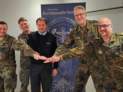 Dem neuen Vorstand der Kameradschaft TruKa gehören an: Stellvertreter Pascal Potenza (von links), Kassenverwalter Jochen Wahler, Beisitzer Markus Bytow, Vorsitzender Stabsfeldwebel Ralf Pieper und Beisitzer Benjamin Theiss. Foto: Ralf Pieper