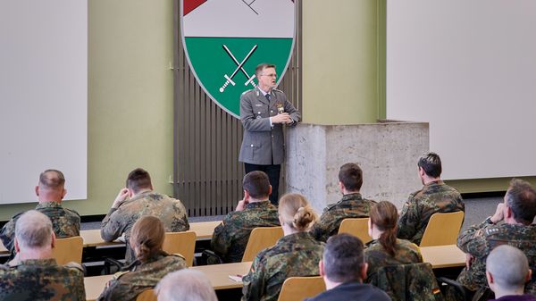 Großes Interesse bestand bei den Soldaten am Vortrag von Oberst André Wüstner zu den aktuellen Herausforderungen für Gesellschaft, Bundeswehr und die Verbandsarbeit. Foto: Christoph Orth