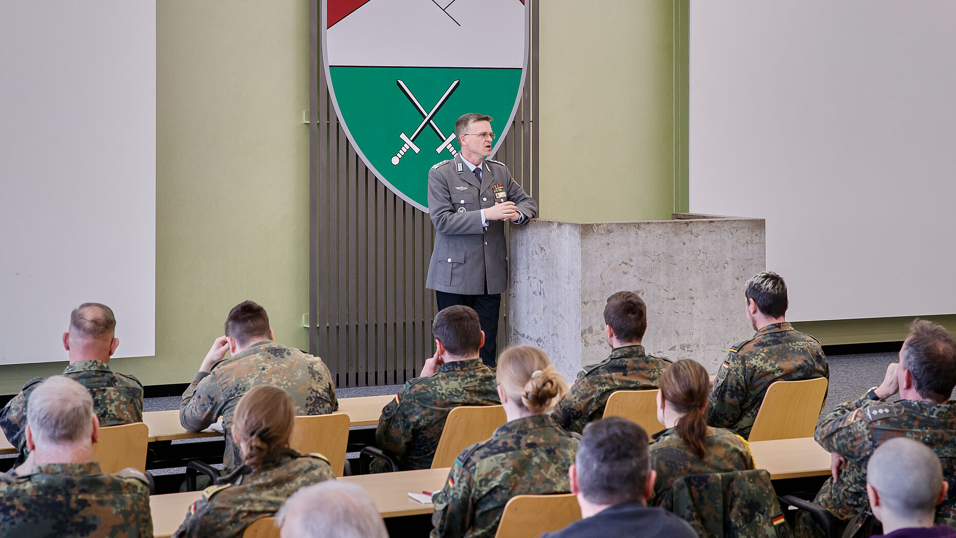 Großes Interesse bestand bei den Soldaten am Vortrag von Oberst André Wüstner zu den aktuellen Herausforderungen für Gesellschaft, Bundeswehr und die Verbandsarbeit. Foto: Christoph Orth
