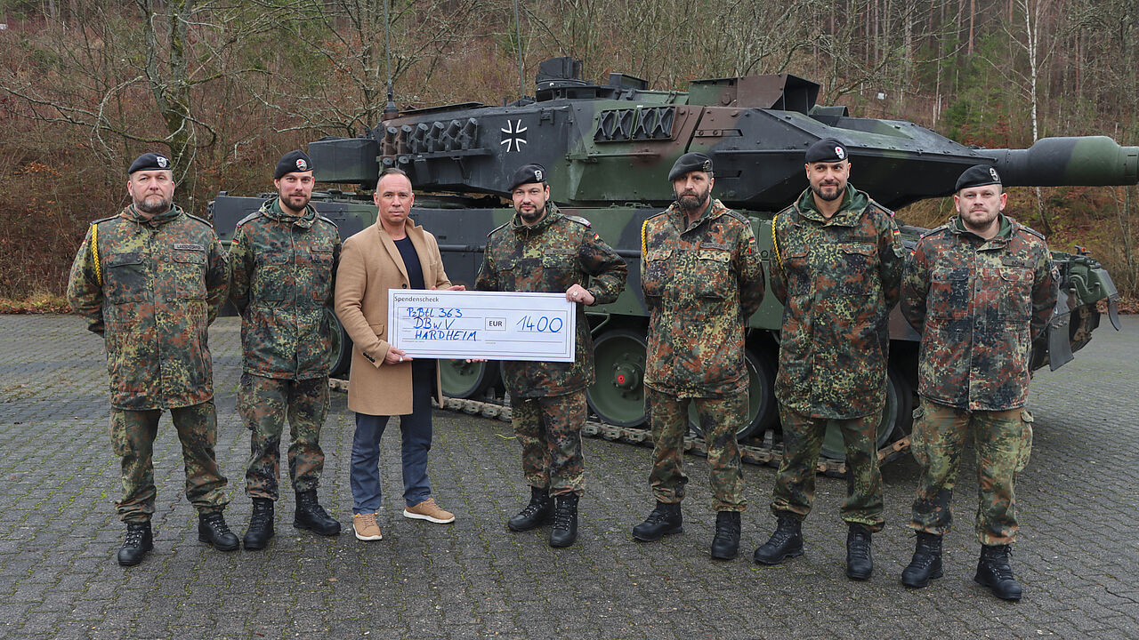 Mit einem kleinen zeitlichen Umweg wurde die Spende der Weihnachtsmart-Aktion der TruKa Hardheim über Johnny Graf (3. von links) an die Soldaten und Veteranenstiftung weitergeleitet. Foto: TruKa Hardheim