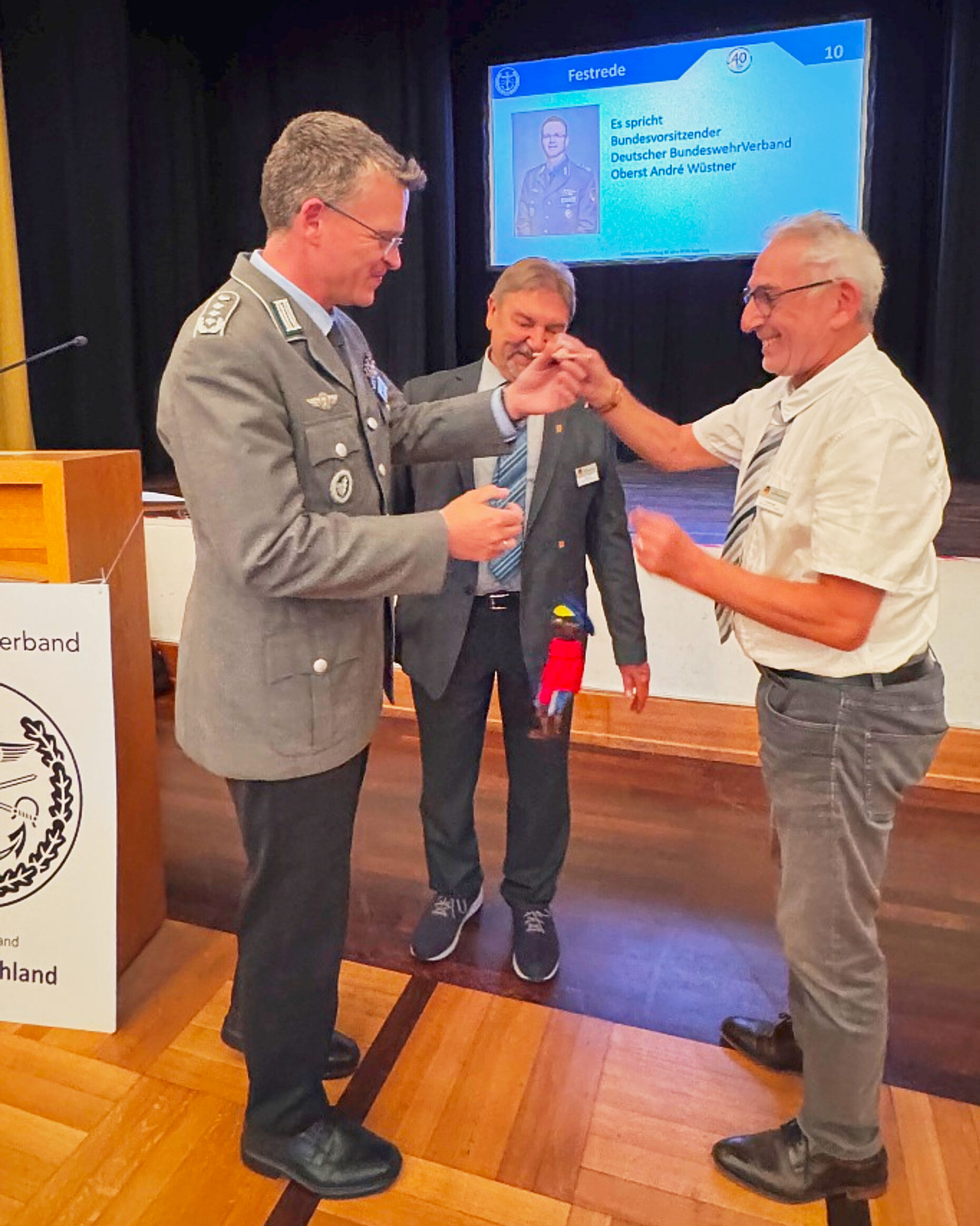 Als besondere Erinnerung an die Fuggerstadt überreichte die KERH Augsburg Bundesvorsitzendem Oberst André Wüstner eine Original-Jim-Knopf-Marionette der Augsburger Puppenkiste. Foto: li