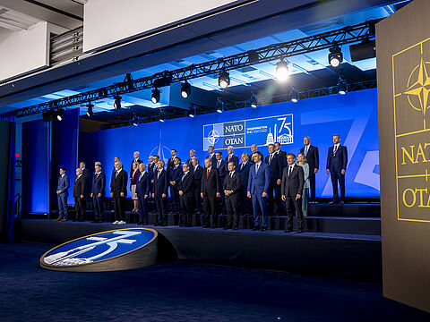 Angetreten zum traditionellen Gipfel-Gruppenbild: Die Staats- und Regierungschefs der NATO-Mitgliedstaaten. Foto: NATO 